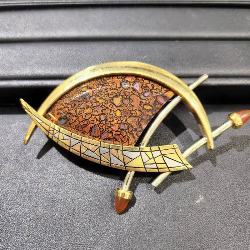 Ken Whipple's JCK award winning dinosaur bone brooch