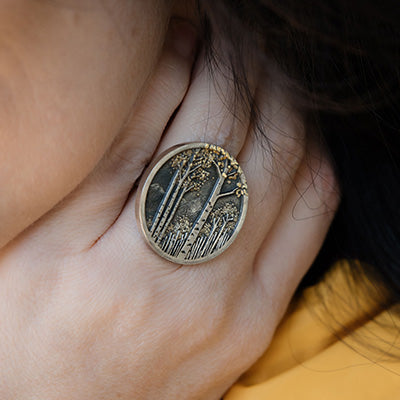 Woman wearing Wolfgang Vaatz sterling silver and gold nugget aspen ring