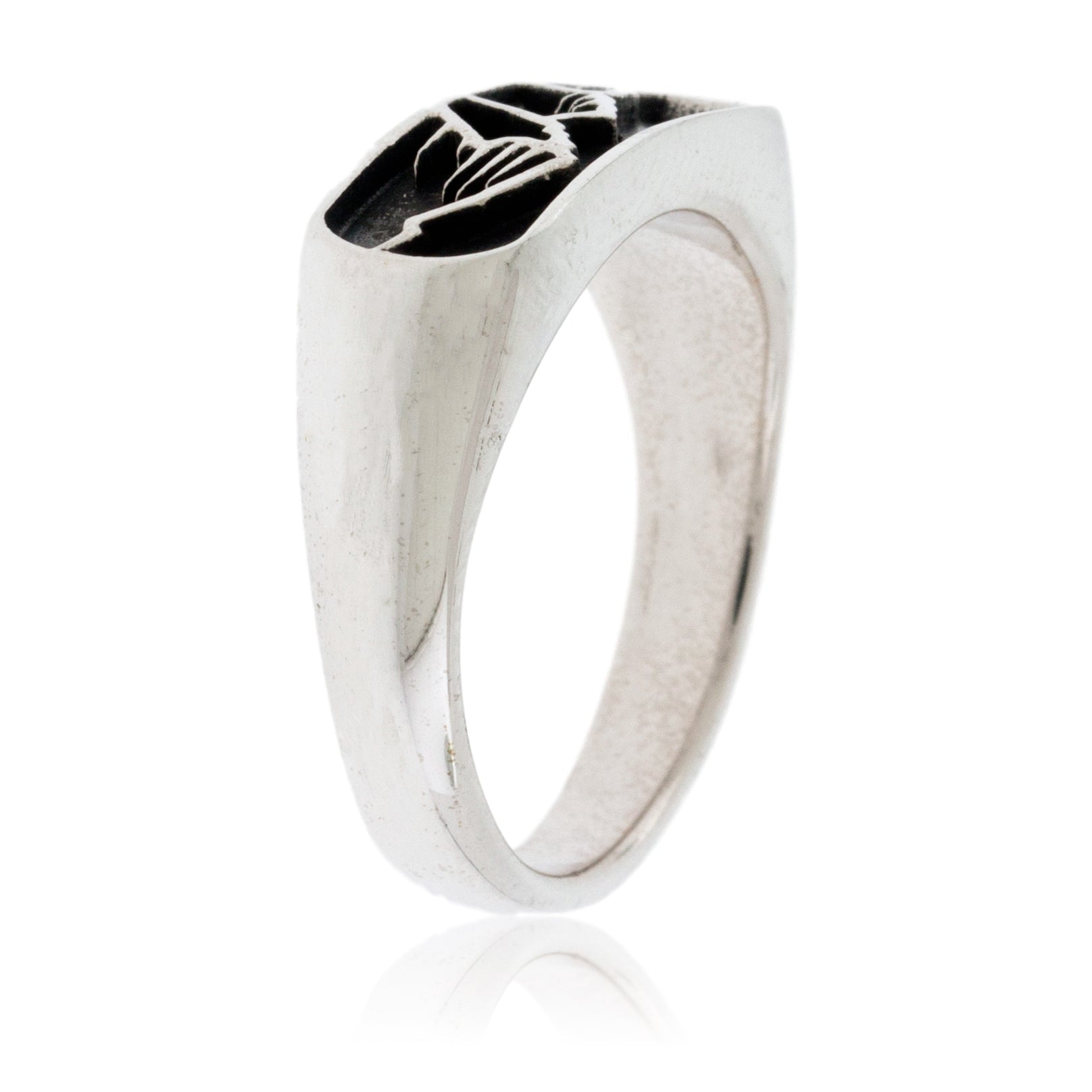 Ring with clearance mountain scene